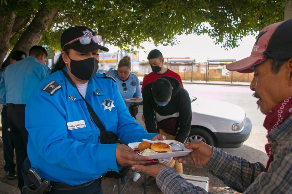 BRINDAN ALIMENTOS EN FECHAS DECEMBRINAS POLICÍAS DE TRÁNSITO DE LA SSPM