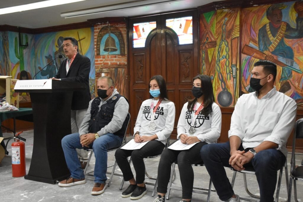 RECONOCE ALCALDE A JÓVENES BASQUETBOLISTAS REPRESENTANTES DE CAJEME EN LA SELECCIÓN SONORA DE LA LIGA ADEMEBA