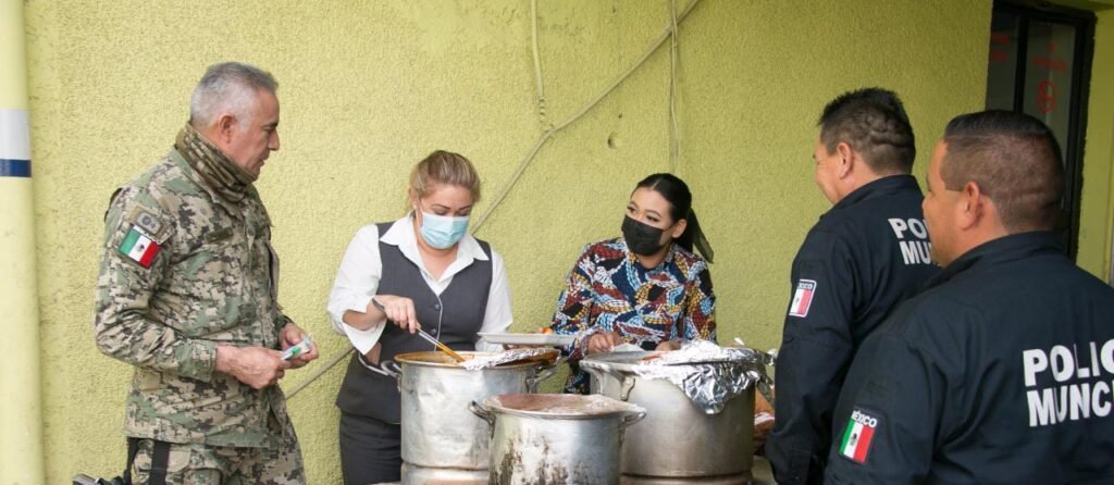 REFUERZAN LAZOS DE UNIÓN EN LA POLICÍA MUNICIPAL CON COMIDA NAVIDEÑA