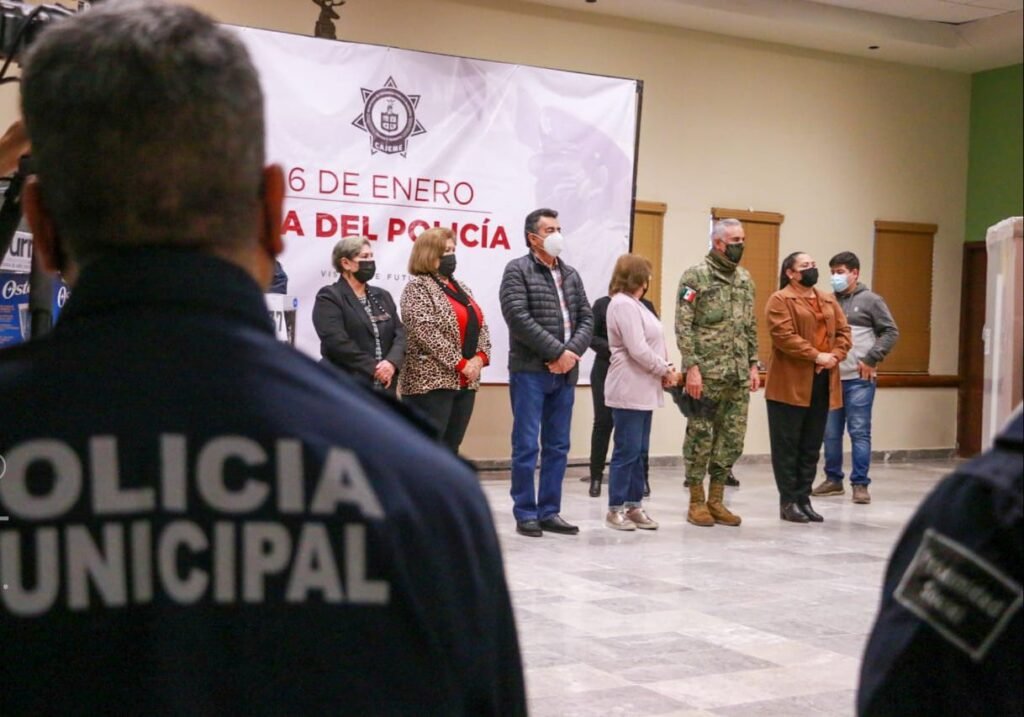 RECONOCE PRESIDENTE LAMARQUE CANO LABOR DE POLICÍAS EN SU DÍA