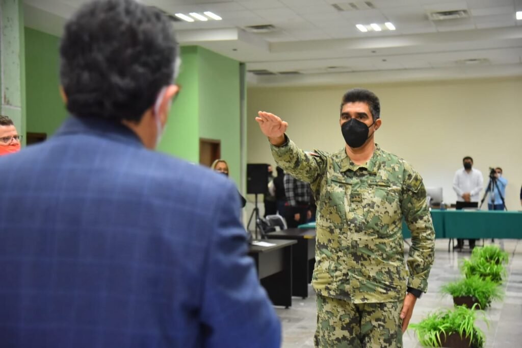 TOMA PROTESTA ALCALDE JAVIER LAMARQUE A CAPITÁN DE NAVÍO CLAUDIO CRUZ HERNÁNDEZ COMO SECRETARIO DE SEGURIDAD PÚBLICA MUNICIPAL