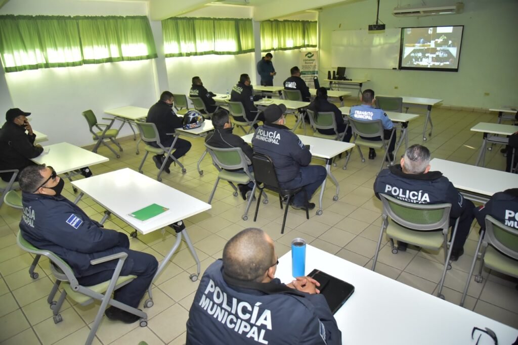 CAPACITAN A POLICÍAS MUNICIPALES EN ATENCIÓN A LLAMADAS DE VIOLENCIA FAMILIAR Y DE GÉNERO