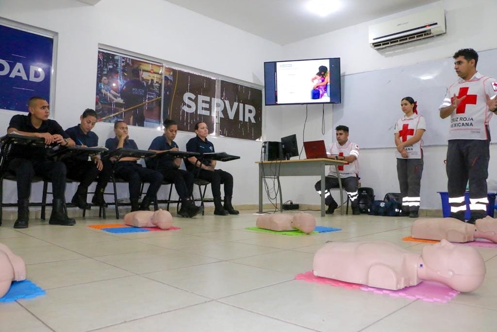 Imparten curso de primeros auxilios a cadetes de la Academia de Policía