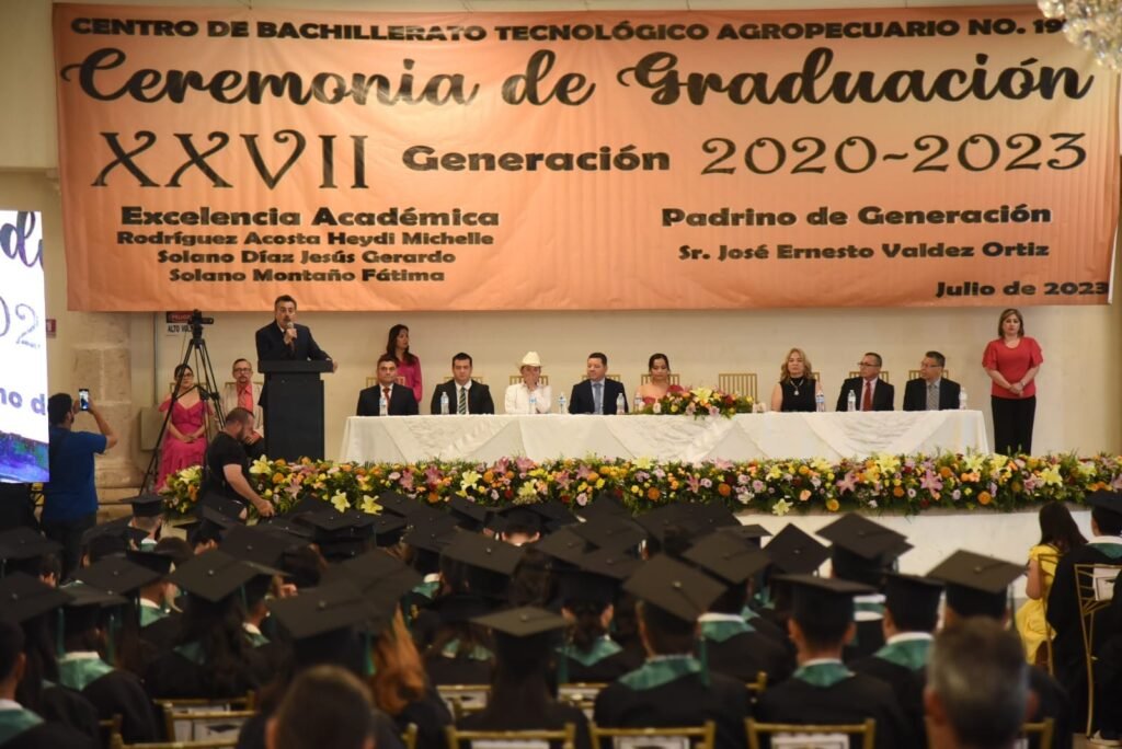 Entrega reconocimientos Lamarque Cano a egresados de Bachillerato del CBTA 197 y Conalep