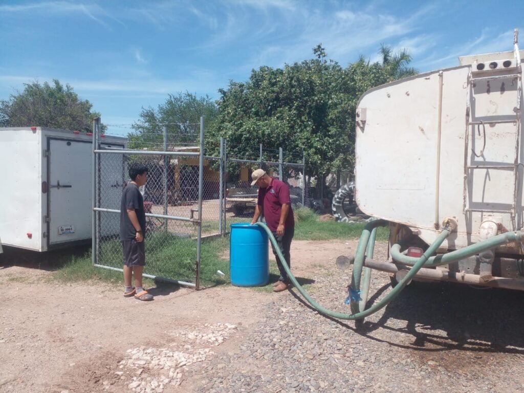 Atiende OOMAPAS de #Cajeme con pipas a pobladores del campo 5 ante falla en Bomba en pozo