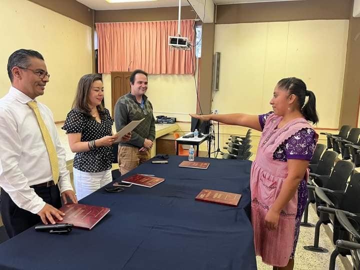 ¡Gran orgullo! Mujer se gradúa como licenciada con tesis escrita en náhuatl