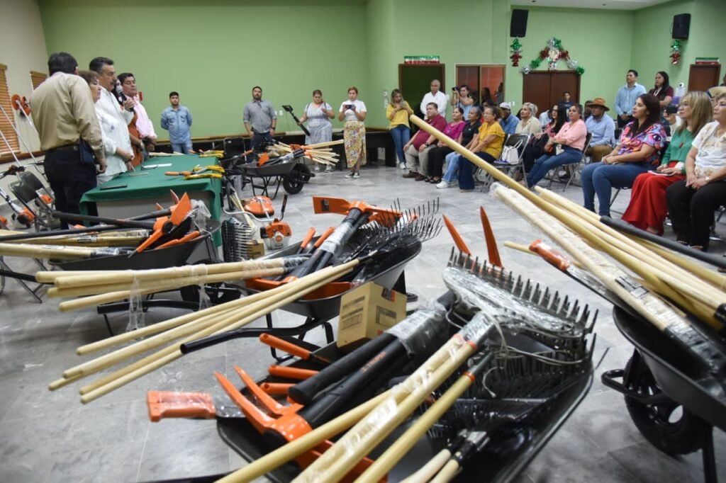 Alcalde Javier Lamarque entrega equipo de mantenimiento a comisarías