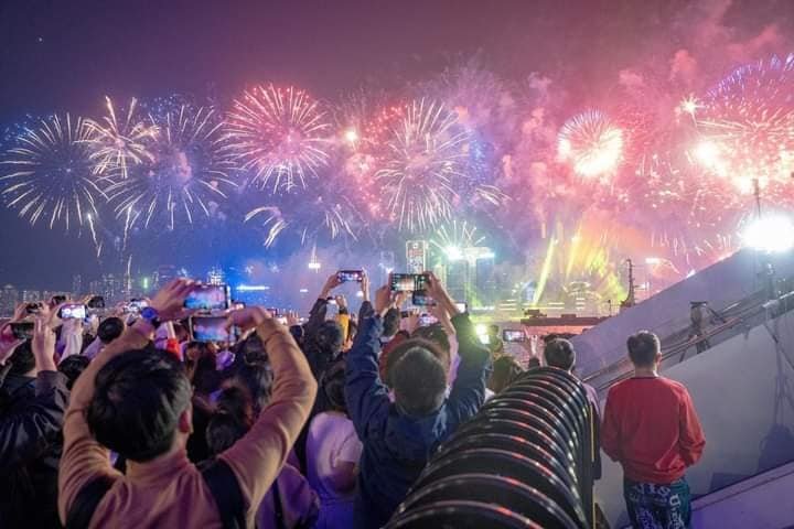 #HongKong |Con fuegos artificiales sobre el puerto Victoria recibieron el Año Nuevo 2024 en Hong Kong.